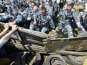 ОМОН ломает забор поселка в Бутове. Фото с сайта bashrevcom.ru (С).
