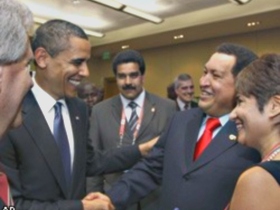 Барак Обама и Уго Чавес. Фото: rbc.ru
