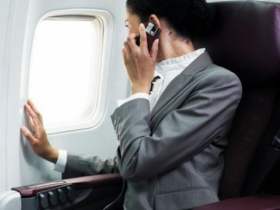 Мобильный телефон в самолете. Фото mobime.ru