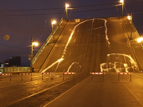 Рисунок "Войны" на Литейном мосту. Фото: newsru.com