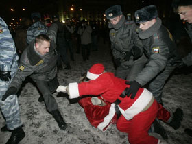 Задержание Деда Мороза. Фото: factnews.ru
