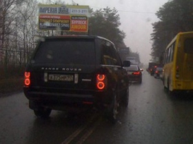 Автомобиль Михалкова едет по встречной полосе. Фото с сайта www.ru-vederko.livejournal.com