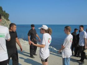 Экологи на пляже возле "дворца Путина". Фото: gazaryan-suren.livejournal.com