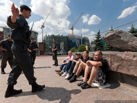 Сидячая забастовка у Соловецкого камня. Фото Ильи Варламова zyalt.livejournal.com