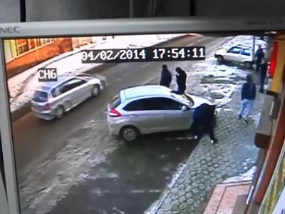 Банда, не скрываясь, крушит машину экоактивиста Игоря Харченко