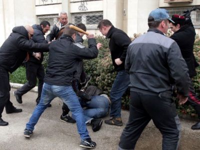 Члены так называемых "отрядов самообороны Крыма" битами избивают проукраински настроенного активиста. Фото: svoboda.org