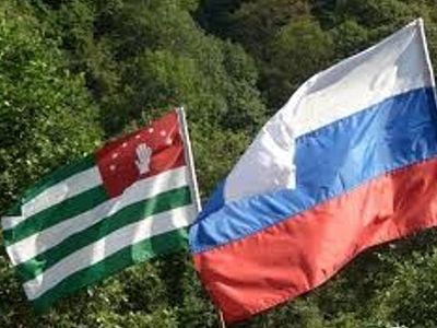 Флаги России и Абхазии. Фото: abkhazia-apsny.ru