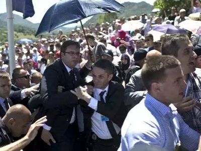 Эвакуация премьера Сербии, Сребреница, 11.7.15. Источник - http://www.bbc.com/