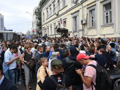 Стихийный митинг в поддержку Серебренникова у Басманного суда. Фото: 66.Ru