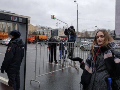 Бригада RT вне территории митинга за свободу Интернета, 10.3.19. Фото: twitter.com/Cannibalica