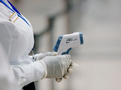 Медицинский работник держит в руках термометр, ожидая проверки на коронавирус в международном аэропорту Котока в Аккре, Гана. Фото: Reuters