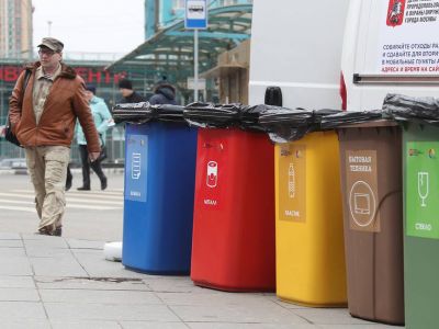 Раздельный сбор мусора. Фото: Артем Коротаев/ТАСС
