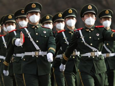 Военнослужащие КНР в защитных масках. Фото: Reuters