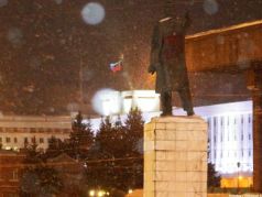 Памятник Ленину с надписью 