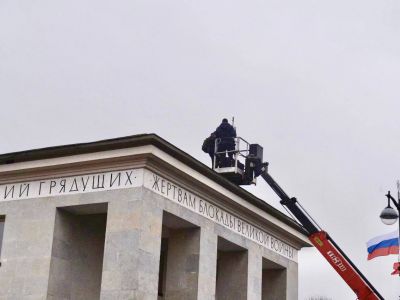 Снайперы на пропилеях Пискаревского кладбища во время визита Путина, 18.01.23. Фото: t.me/lushnikov_Alexey