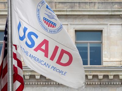 Флаг у штаб-квартиры USAID в Вашингтоне. Фото: J. David Ake / Getty Images