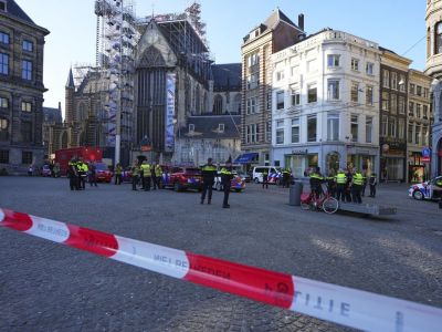 Полицейские на площади Дам в Амстердаме, где неизвестный напал с ножом на прохожих. Фото: Peter Dejong / AP Photo